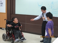 舒國文老師傳授病友--- 台風、麥克風、嘴角春風 